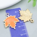 Pendentif feuille d'érable en émail orange avec placage d'or pour bijoux DIY - 18*23mm / Feuille d'Érable en Émail Jaune Orangé (15496)