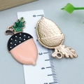 Pendentifs gland en émail rose et or pour bijoux DIY, vues de face et de dos - Feuille de Pomme de Pin de Thanksgiving en Émail Rose Abricot (25067) / 36x22x3mm
