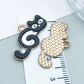 Katzen-Notenschlüssel-Anhänger aus schwarzer Emaille mit goldener Rückseite für DIY-Schmuck - Sitzende Schwarze Katze Note (25295)