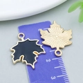 Pendentif feuille d'érable en émail noir avec dos doré et mesure de 2 cm - 18*23mm / Feuille d'Érable en Émail Noir (15497)