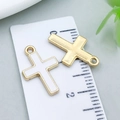 Antieke gouden kruishanger met wit emaille inleg voor DIY sieraden maken - Wit Geëmailleerd Kruis (11952)