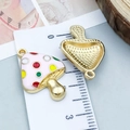 Colgante de hongo en esmalte rosa con puntos de colores y reverso dorado para joyas - 23x16mm / Hongo Rosa con Puntos de Colores Esmalte