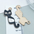 Katzen-Musiknoten-Anhänger aus Emaille mit schwarzem Finish und goldener Rückseite - Springende Schwarze Katze Note (25297)