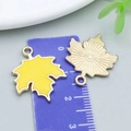 Pendentif feuille d'érable jaune avec dos doré texturé et mesure de 2,3 cm - 18*23mm / Feuille d'Érable en Émail Jaune (15499)