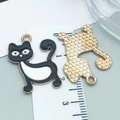 Schwarz-weißer Emaille-Katzenanhänger mit goldener Metallrückseite für DIY-Schmuck - Hockende Schwarze Katze Note (25298)