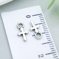 Antiek zilveren legering kruishanger op een schaal voor DIY-sieraden maken van sieraden - Antiek Zilver Klein Kruis (15795)