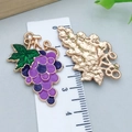 Pendentif raisin en alliage émaillé violet et finition dorée pour bijoux DIY - Raisins de Thanksgiving en Émail Violet (25077) / 36x22x3mm