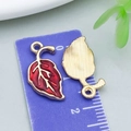 Pendentif feuille d'érable en émail rouge foncé avec nervures dorées pour bijoux DIY - 10*20mm / Feuille Botanique en Émail Rouge (17524)