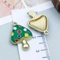 Colgante hongo verde con puntos de colores y reverso dorado para joyas DIY - 23x16mm / Hongo Verde con Puntos de Colores Esmalte