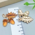 Pendentif gland et feuille de chêne avec émail orange et strass étincelants - Double Pomme de Pin de Thanksgiving en Émail Jaune avec Strass et Feuille (25078) / 24x27x3mm