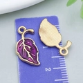 Pendentif feuille d'érable en émail violet avec dos doré et détails de nervures précis - 10*20mm / Feuille Botanique en Émail Violet (17543)
