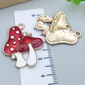 Pendentif champignon en émail rouge avec points blancs et strass, breloque de 3cm - Champignon de Thanksgiving en Émail Rouge avec Strass (25079) / 29x25x3mm
