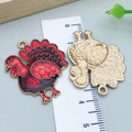 Pendentif dinde émaillé rouge et violet pour la création de bijoux DIY de l'Action de grâce - Dinde de Thanksgiving en Émail Rouge Tournée vers la Gauche (25080) / 33x27x2mm
