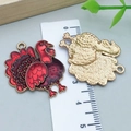 Pendentif dinde en émail avec dos texturé doré pour la création de bijoux DIY - Dinde de Thanksgiving en Émail Rouge Tournée vers la Droite (25081) / 33x27x2mm
