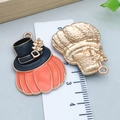 Pendentif citrouille émaillé avec chapeau noir et dos doré pour création de bijoux - Citrouille de Thanksgiving en Émail Orange avec Chapeau de Magicien (25082) / 33x23x3mm