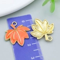 Pendentif feuille d'érable en émail orange avec dos en métal doré et mesure 2,5 cm - 21*21mm / Feuille d'Érable Action de Grâce Émail Jaune Orangé (20296)