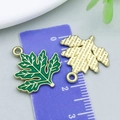 Pendentifs feuilles d'érable en émail vert avec dos doré et règle de mesure - 21*20mm / Feuille d'Armoise Émaillée Verte (23035)