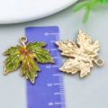 Pendentifs feuille d'érable en émail dégradé vert et jaune avec dos martelé doré - 29*28mm / Grande Feuille d'Érable Action de Grâce Émail Vert (25063)
