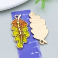 Pendentifs feuilles d'érable en alliage doré avec émail dégradé et nervures fines - 36*17mm / Grande Feuille en Dégradé d'Émail Orange-Vert (25083)