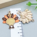 Pendentif dinde de Thanksgiving en émail pour colliers DIY avec détails orange et brun - Dinde de Thanksgiving en Émail Jaune Chair (25087) / 33x30x3mm