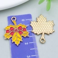 Pendentif feuille d'érable en émail jaune avec nœud rouge et dos texturé pour bijoux DIY - 25*20mm / Feuille d'Érable Nœud Émaux Jaune (25230)