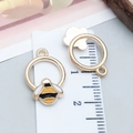 Gelbe Emaille Biene Anhänger in Goldoptik mit Maßstab zur Größenbestimmung gezeigt - Gelbe Emaille Runde Biene 19*13mm (25147)