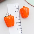 Makroansicht der orangefarbenen Paprika-Anhänger aus Harz mit Metallring, 2,5 cm groß - Orange (22x16x16mm)