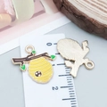 Bienenstock-Anhänger aus Emaille mit grünen Blättern für DIY-Schmuckherstellung - Gelbe Emaille Zweig Bienenwabe 19*18mm (25154)