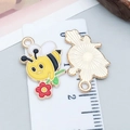 Cartoon Emaille Biene Anhänger mit gelben Flügeln für DIY Schmuckherstellung - Gelbe Emaille Biene Mit Blumenstrauß 21*15mm (25158)