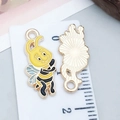 Gelber Emaille Bienen Anhänger für DIY Schmuck mit goldener Rückseite und Maßen - Gelbe Emaille Schlanke Biene 20*9mm (25159)