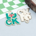 Pendentif LUCK vert avec trèfle rouge pour création de bracelets et colliers DIY - Petit Trèfle LUCK en Émail Vert (25092)