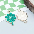 Pendentif trèfle à quatre feuilles vert avec volutes dorées et finition métallique - Trèfle à Quatre Feuilles en Émail Vert Foncé (25095)