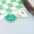 Pendentif lèvres en émail vert et doré pour la création de bijoux personnalisés - Lèvres en Émail Vert (25097)
