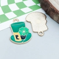 Pendentif chapeau de la Saint-Patrick vert avec trèfle et dos en métal doré - Chapeau au Trèfle à Quatre Feuilles en Émail Vert lucky (25100)