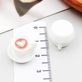 Mini-Kaffeetasse aus Harz mit Latte-Art-Muster und 1,5 cm Größenvergleich im Bild - Weiß 3D Latte Art