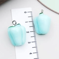 Hellblauer Chili-Anhänger aus Harz mit Silberring neben einer Messskala gezeigt - Seeblau (22x16x16mm)