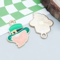 Pendentif émaillé Leprechaun de la Saint-Patrick avec motif soleil doré sur le revers - Gnome à Barbe en Émail Vert (25108)