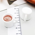Miniatur-Kaffeetassen-Anhänger aus Harz mit Latte-Art und Lineal als Größenreferenz - Weiß 3D Mehrschicht Latte Art