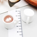 Mini-Kaffeetassen-Anhänger aus weißem Harz mit Latte Art und Lineal für Größe - Weiß 3D Pfeil Herz Latte Art