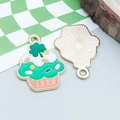 Pendentif cupcake doré avec trèfle vert et émail pour bijoux faits main DIY - Cupcake au Trèfle en Émail Vert (25114)