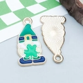 Pendentif gnome de la Saint-Patrick vert avec trèfle pour création de bijoux - Gnome au Trèfle en Émail Vert (25117)