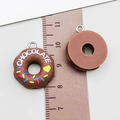 Ciondolo a ciambella al cioccolato in resina con anello in metallo per gioielli fai da te - Ciambella Rotonda con Lettere in Resina Caffè Marrone (23856)