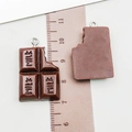 Ciondolo cioccolato in resina marrone con rilievo latte e anello argento su fondo bianco - Nero Marrone Resina Cioccolato al Latte (23953)