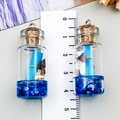 Pendentif mini bouteille à vœux en verre bleu avec sable et coquillages, 40mm - Bleu