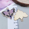 Detail van de vlinder hanger met emaille symbolen en liniaal die 35mm breedte toont - Paarse Emaille Ruit Vlinder Stijl (24994)