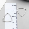 Ciondoli a triangolo arrotondato in acciaio inox argento con righello di misura 2,5cm - Triangolo Arrotondato (T1867)