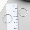Ciondolo ad anello in acciaio inossidabile lucido da 20mm mostrato su un righello - Cerchio (T1873)