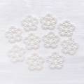 Colgante de flor de acrílico blanco para pulseras DIY y creación de bisutería - Sakura Hueca (25779) / 1 Pieza/Paquete (13x13mm) / Blanco Roto