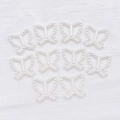 Set de 10 colgantes de mariposa de perlas blancas con marco hueco para joyería DIY - Mariposa Hueca (25782)