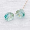 Paire de breloques fleurs en verre turquoise avec tiges dorées sur tissu texturé blanc - Style Or Dégradé Jaune Bleu